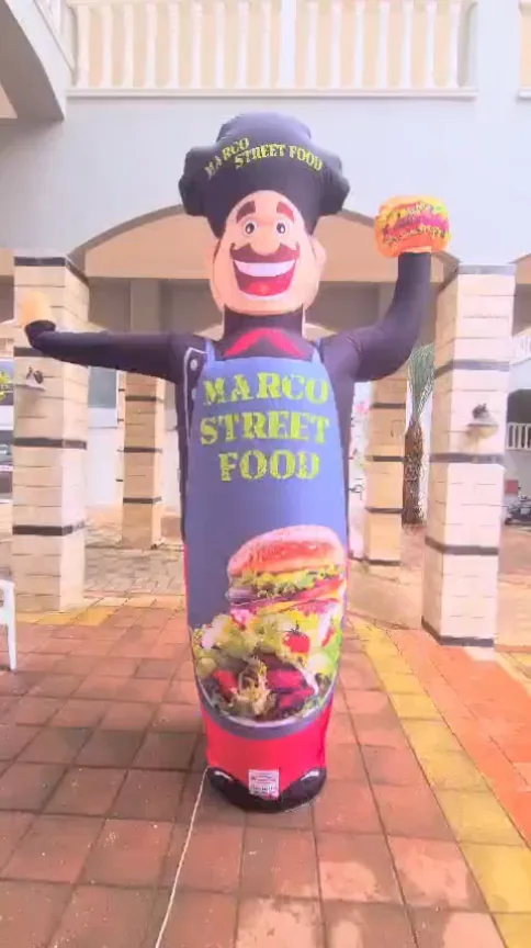 Marcu Street Food — Figura chef con prodotto