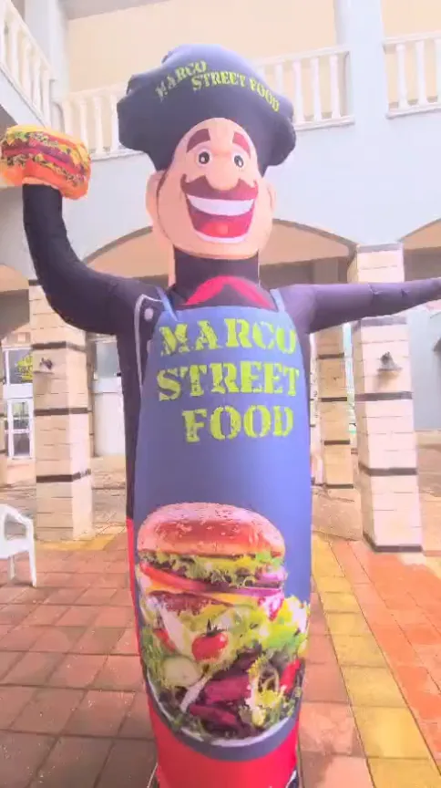 Marcu Street Food — Primo piano — Figura chef con prodotto